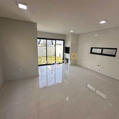 Casa com 124m², 4 quartos (sendo 2 suítes), 2 garagens, no bairro São João do Rio Vermelho em Florianópolis