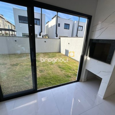Casa com 124m², 4 quartos (sendo 2 suítes), 2 garagens, no bairro São João do Rio Vermelho em Florianópolis