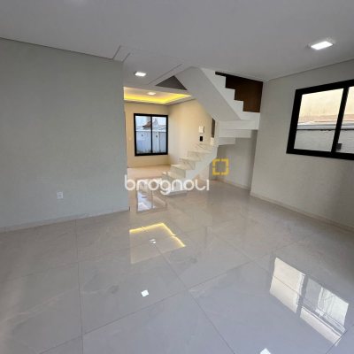 Casa com 124m², 4 quartos (sendo 2 suítes), 2 garagens, no bairro São João do Rio Vermelho em Florianópolis