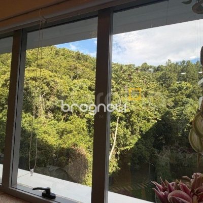 Sala com 26m², 1 garagem, no bairro Saco Grande em Florianópolis