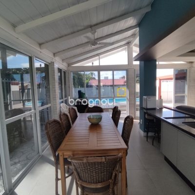 Casa com 119m², 3 quartos (sendo 1 suíte), 2 garagens, no bairro Daniela em Florianópolis