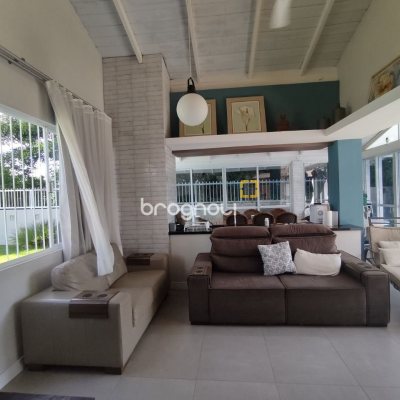 Casa com 119m², 3 quartos (sendo 1 suíte), 2 garagens, no bairro Daniela em Florianópolis