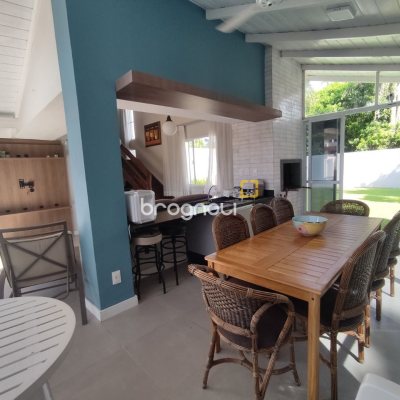 Casa com 119m², 3 quartos (sendo 1 suíte), 2 garagens, no bairro Daniela em Florianópolis