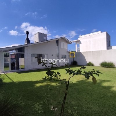 Casa com 119m², 3 quartos (sendo 1 suíte), 2 garagens, no bairro Daniela em Florianópolis