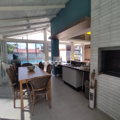 Casa com 119m², 3 quartos (sendo 1 suíte), 2 garagens, no bairro Daniela em Florianópolis