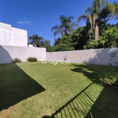 Casa com 119m², 3 quartos (sendo 1 suíte), 2 garagens, no bairro Daniela em Florianópolis