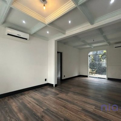 Casa com 194m², 4 quartos (sendo 3 suítes), 2 garagens, no bairro Bom Abrigo em Florianópolis