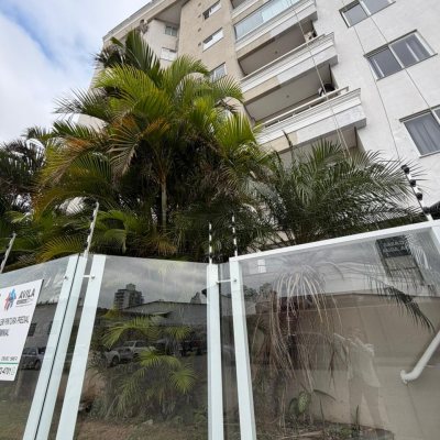 Apartamento com 63m², 2 quartos, 1 garagem, no bairro Kobrasol em São José