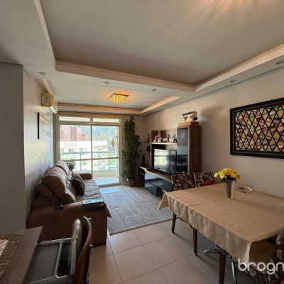 Apartamento com 77m², 2 quartos (sendo 1 suíte), 1 garagem, no bairro Itacorubi em Florianópolis