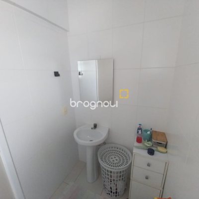 Apartamento com 73m², 2 quartos (sendo 1 suíte), 1 garagem, no bairro Carianos em Florianópolis