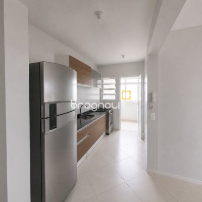 Apartamento com 73m², 2 quartos (sendo 1 suíte), 1 garagem, no bairro Carianos em Florianópolis