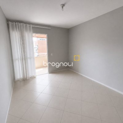 Apartamento com 73m², 2 quartos (sendo 1 suíte), 1 garagem, no bairro Carianos em Florianópolis