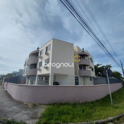 Apartamento com 73m², 2 quartos (sendo 1 suíte), 1 garagem, no bairro Carianos em Florianópolis