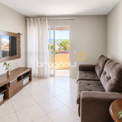 Apartamento com 73m², 2 quartos (sendo 1 suíte), 1 garagem, no bairro Carianos em Florianópolis