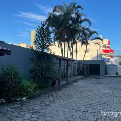 Apartamento com 51m², 1 quarto, 1 garagem, no bairro São João do Rio Vermelho em Florianópolis