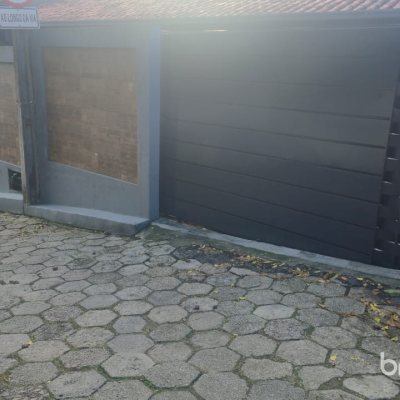 Casa com 119m², 3 quartos (sendo 1 suíte), 3 garagens, no bairro Costeira do Pirajubaé em Florianópolis