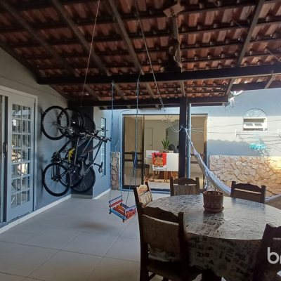 Casa com 119m², 3 quartos (sendo 1 suíte), 3 garagens, no bairro Costeira do Pirajubaé em Florianópolis