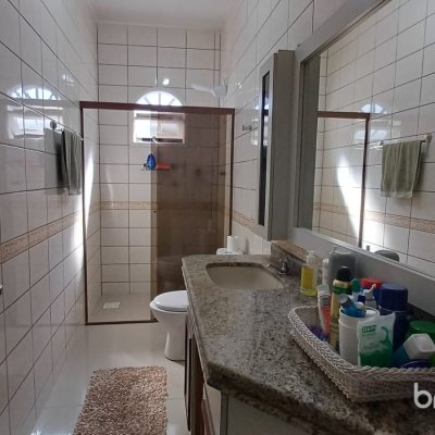 Casa com 119m², 3 quartos (sendo 1 suíte), 3 garagens, no bairro Costeira do Pirajubaé em Florianópolis