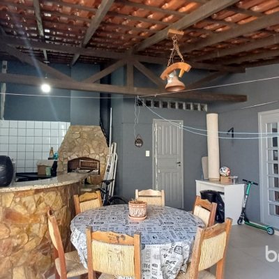 Casa com 119m², 3 quartos (sendo 1 suíte), 3 garagens, no bairro Costeira do Pirajubaé em Florianópolis