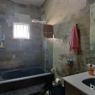 Casa com 119m², 3 quartos (sendo 1 suíte), 3 garagens, no bairro Costeira do Pirajubaé em Florianópolis