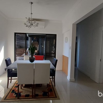Casa com 119m², 3 quartos (sendo 1 suíte), 3 garagens, no bairro Costeira do Pirajubaé em Florianópolis