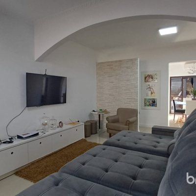 Casa com 119m², 3 quartos (sendo 1 suíte), 3 garagens, no bairro Costeira do Pirajubaé em Florianópolis