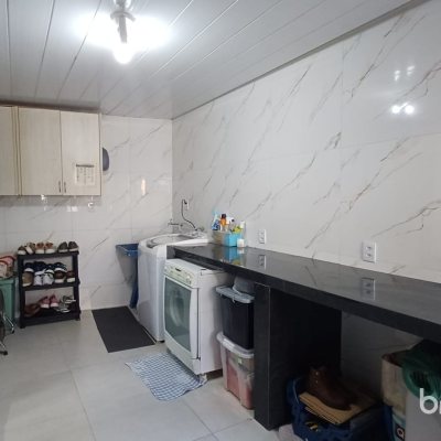 Casa com 119m², 3 quartos (sendo 1 suíte), 3 garagens, no bairro Costeira do Pirajubaé em Florianópolis