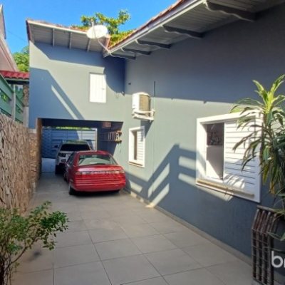 Casa com 119m², 3 quartos (sendo 1 suíte), 3 garagens, no bairro Costeira do Pirajubaé em Florianópolis