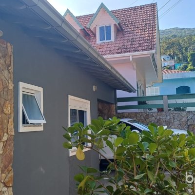 Casa com 119m², 3 quartos (sendo 1 suíte), 3 garagens, no bairro Costeira do Pirajubaé em Florianópolis