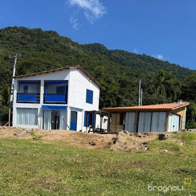 Casa com 100m², 2 quartos (sendo 1 suíte), no bairro Lagoa da Conceição em Florianópolis