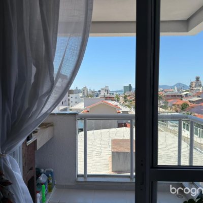 Apartamento com 62m², 2 quartos (sendo 1 suíte), 1 garagem, no bairro Coqueiros em Florianópolis