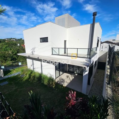 Casa com 238m², 3 quartos (sendo 3 suítes), 2 garagens, no bairro João Paulo em Florianópolis
