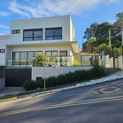 Casa com 238m², 3 quartos (sendo 3 suítes), 2 garagens, no bairro João Paulo em Florianópolis