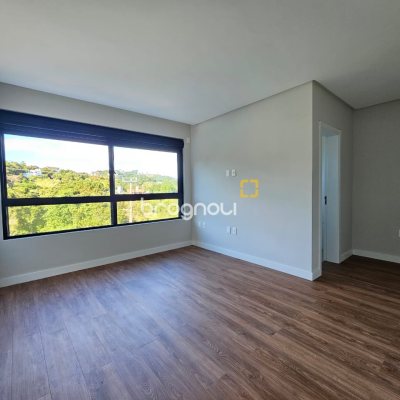 Casa com 238m², 3 quartos (sendo 3 suítes), 2 garagens, no bairro João Paulo em Florianópolis