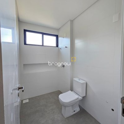 Casa com 238m², 3 quartos (sendo 3 suítes), 2 garagens, no bairro João Paulo em Florianópolis