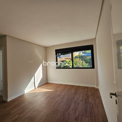 Casa com 238m², 3 quartos (sendo 3 suítes), 2 garagens, no bairro João Paulo em Florianópolis