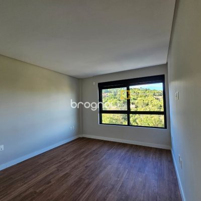 Casa com 238m², 3 quartos (sendo 3 suítes), 2 garagens, no bairro João Paulo em Florianópolis