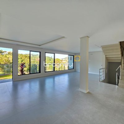 Casa com 238m², 3 quartos (sendo 3 suítes), 2 garagens, no bairro João Paulo em Florianópolis