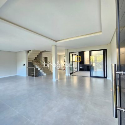 Casa com 238m², 3 quartos (sendo 3 suítes), 2 garagens, no bairro João Paulo em Florianópolis