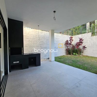 Casa com 238m², 3 quartos (sendo 3 suítes), 2 garagens, no bairro João Paulo em Florianópolis