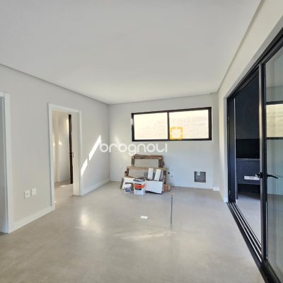 Casa com 238m², 3 quartos (sendo 3 suítes), 2 garagens, no bairro João Paulo em Florianópolis