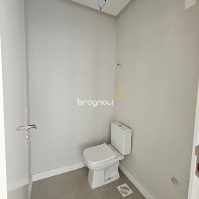 Casa com 238m², 3 quartos (sendo 3 suítes), 2 garagens, no bairro João Paulo em Florianópolis