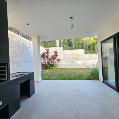 Casa com 238m², 3 quartos (sendo 3 suítes), 2 garagens, no bairro João Paulo em Florianópolis