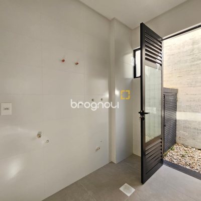 Casa com 238m², 3 quartos (sendo 3 suítes), 2 garagens, no bairro João Paulo em Florianópolis