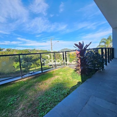 Casa com 238m², 3 quartos (sendo 3 suítes), 2 garagens, no bairro João Paulo em Florianópolis