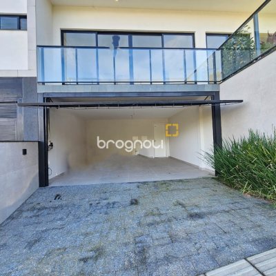 Casa com 238m², 3 quartos (sendo 3 suítes), 2 garagens, no bairro João Paulo em Florianópolis