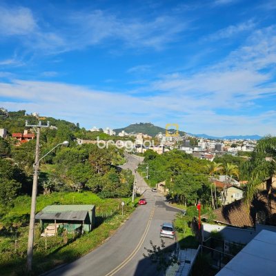 Casa com 238m², 3 quartos (sendo 3 suítes), 2 garagens, no bairro João Paulo em Florianópolis