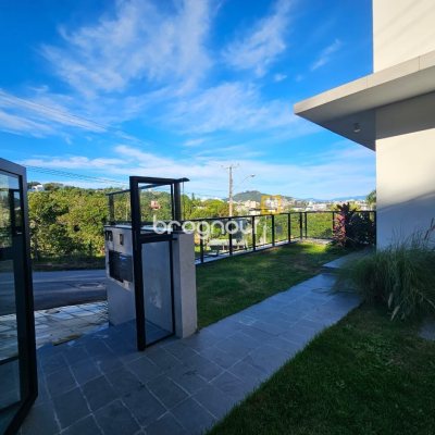 Casa com 238m², 3 quartos (sendo 3 suítes), 2 garagens, no bairro João Paulo em Florianópolis