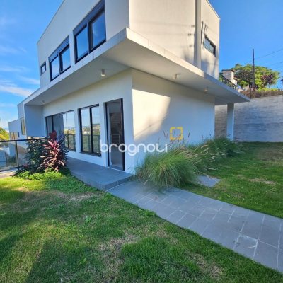 Casa com 238m², 3 quartos (sendo 3 suítes), 2 garagens, no bairro João Paulo em Florianópolis