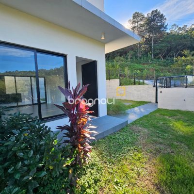 Casa com 238m², 3 quartos (sendo 3 suítes), 2 garagens, no bairro João Paulo em Florianópolis